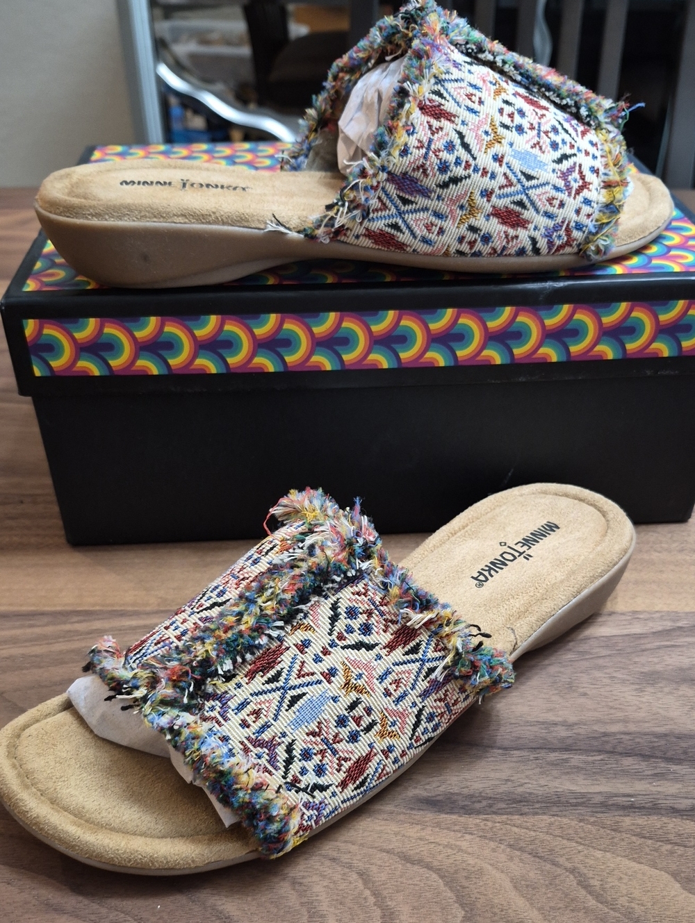 Minnetonka Samara Needlepoint Print Women's Sz 11 WW SANDALS